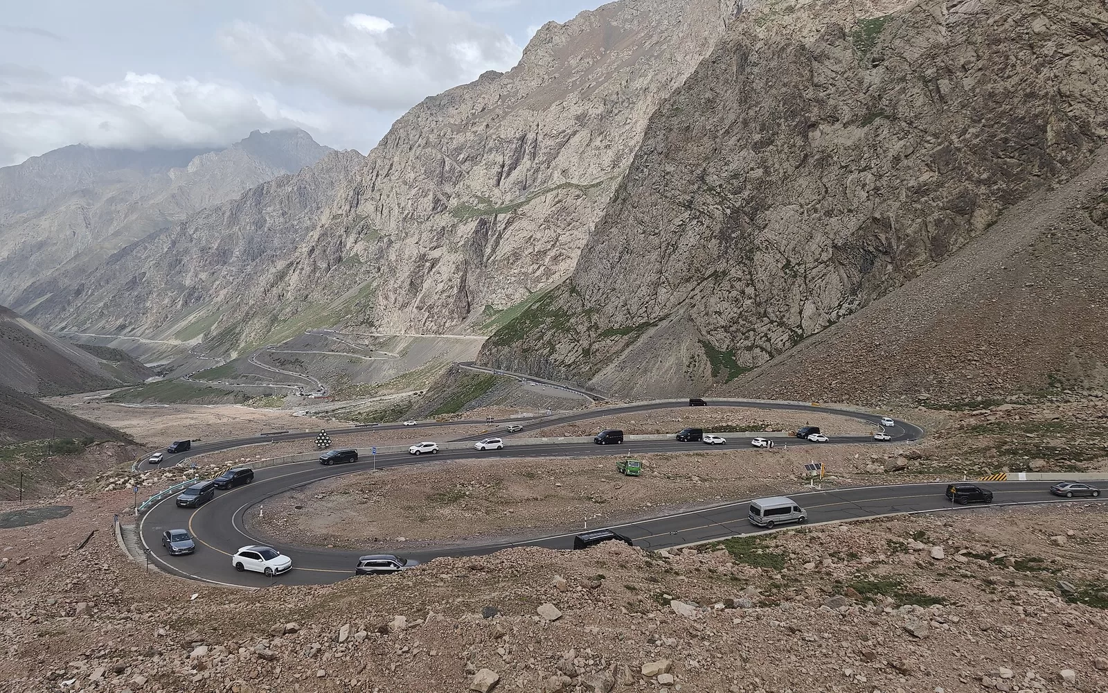 独库公路在天山峡谷中的盘山弯道